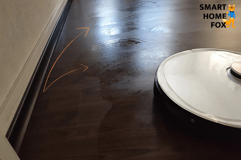 Ecovacs Deebot OZMO T8 моет пол с вибрирующей функцией протирания.